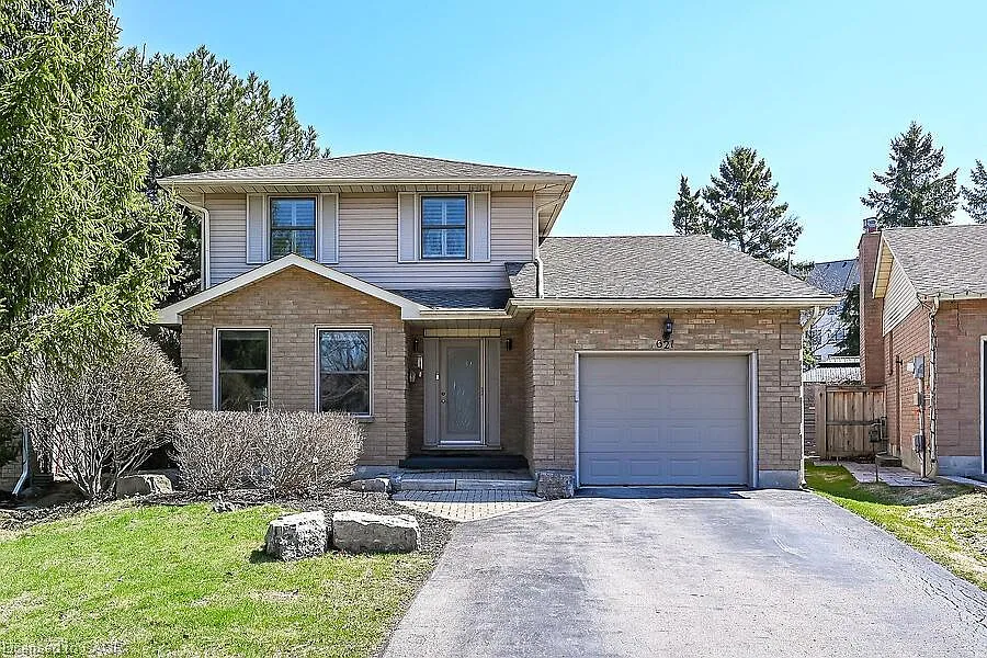 621 Tomahawk Cres photo 1