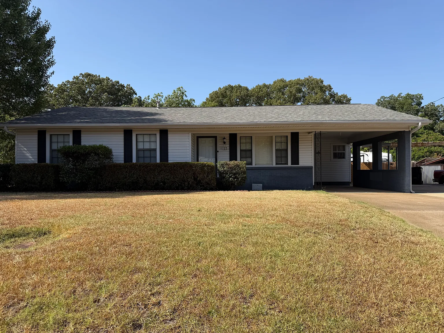 3 bed, 1.5 bath, 1649 sqft, $1,650 — Photo 1