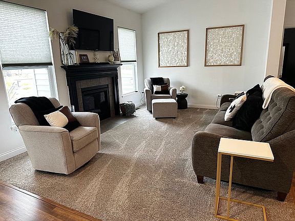 Living room with fireplace 