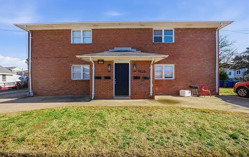 2 bed, 715 sqft, $1,350 — Photo 1