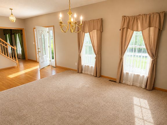 5th image of 243 Newfield Cir