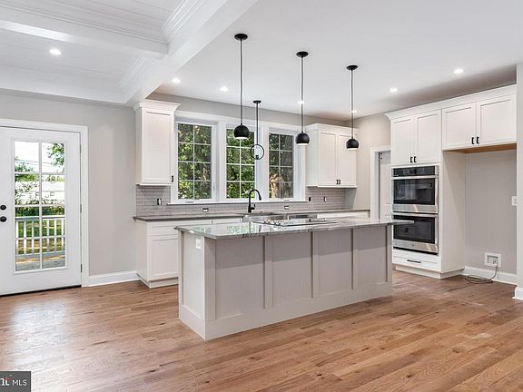 4th image of 819 Cherry Ln
