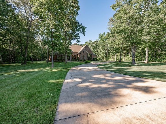 3rd image of 652 Waterford Dr