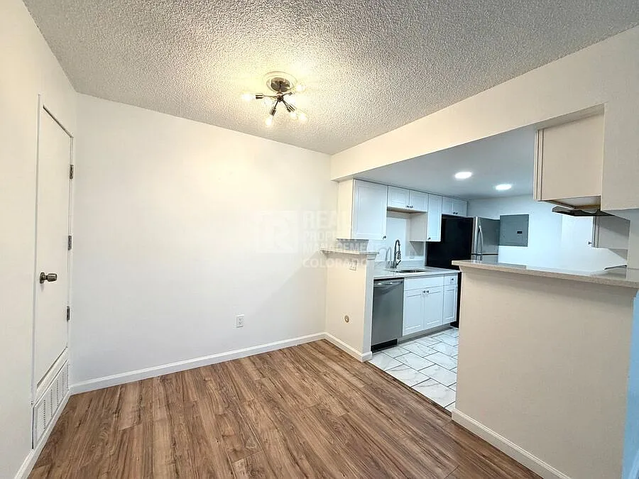 Updated 2-Bedroom, 2-Bath Ground-Floor Corner Condo with Wood-Burning Fireplace & Private Primary... — Photo 4