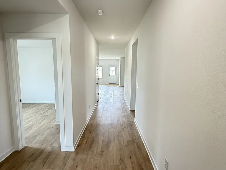 562 Arizona St — Photo 2