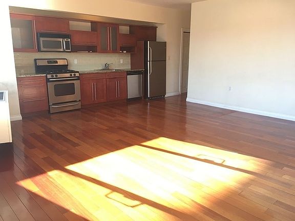 3rd image of 3085 Vernon Blvd APT 2A