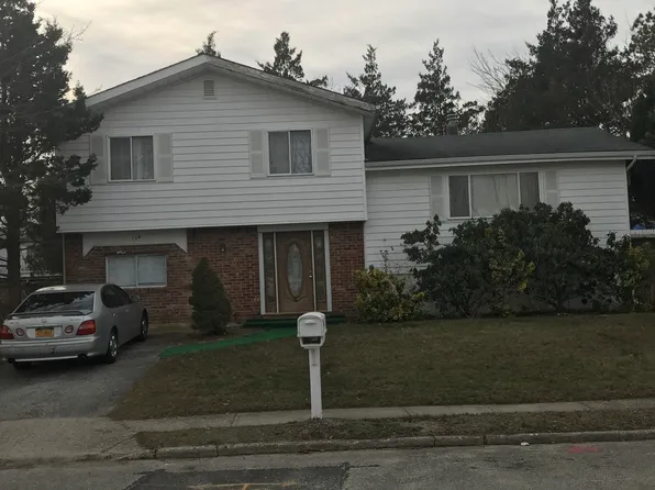 114 Acorn Ave, Central Islip, NY 11722