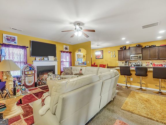 3rd image of 942 Amelia Dr
