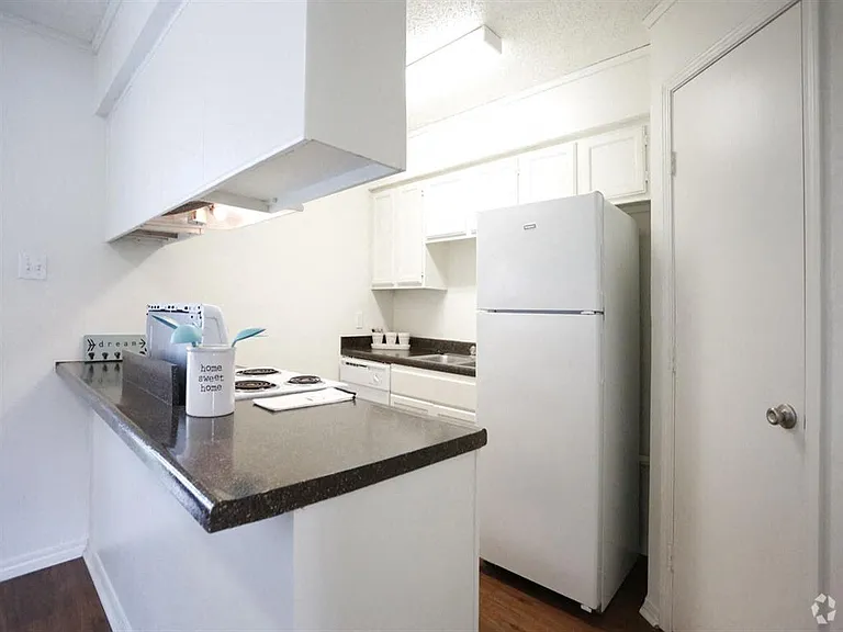 Devonshire Apartments — Photo 14