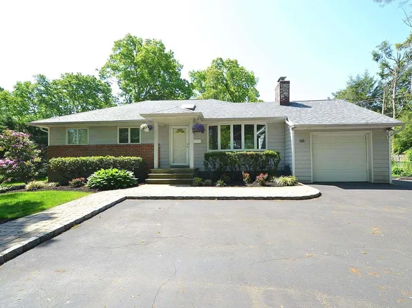 88 Burton Ln, Commack, NY 11725