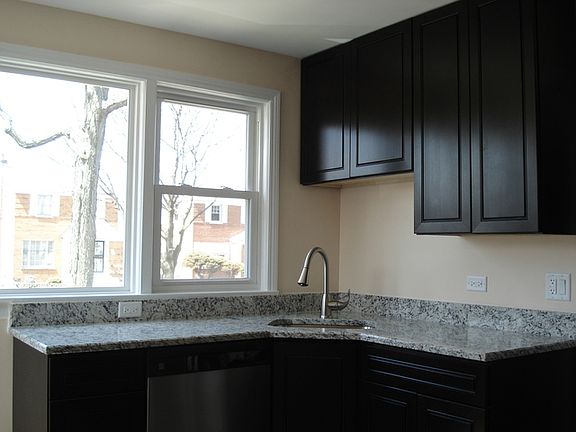 5th image of 327 Linden Ave