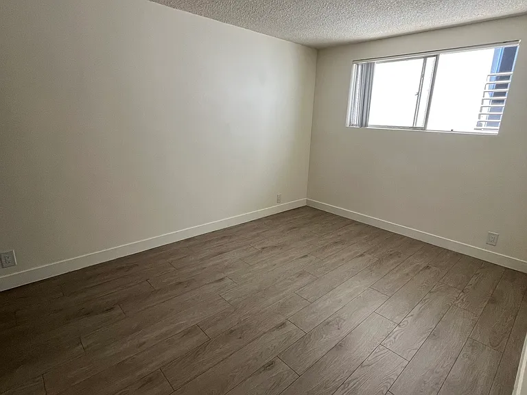 4355 Mammoth Ave #8 — Photo 10
