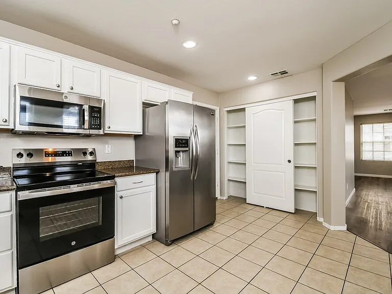 2707 E Bart St — Photo 8
