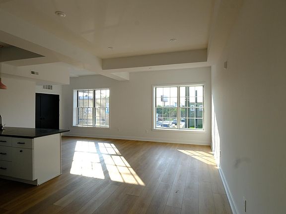 2nd image of 3148-3152 Richmond St #5