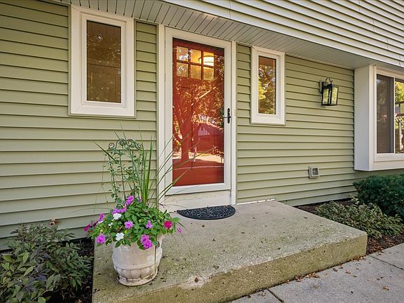 2nd image of 550 Longmeadow Cir