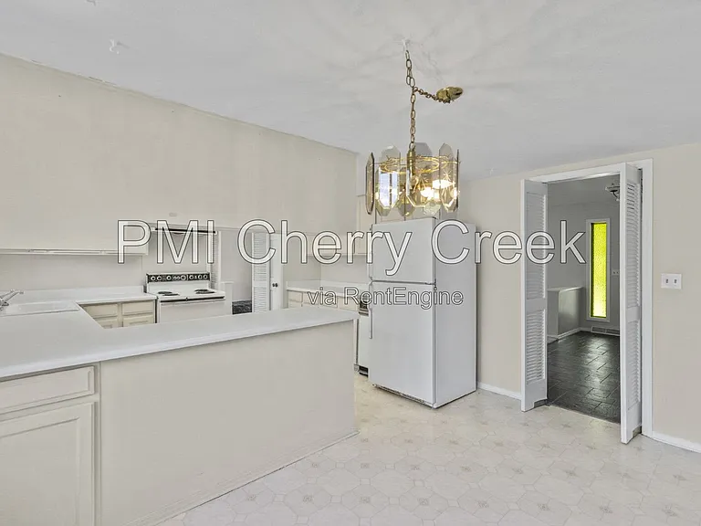 207 S Ursula St — Photo 11
