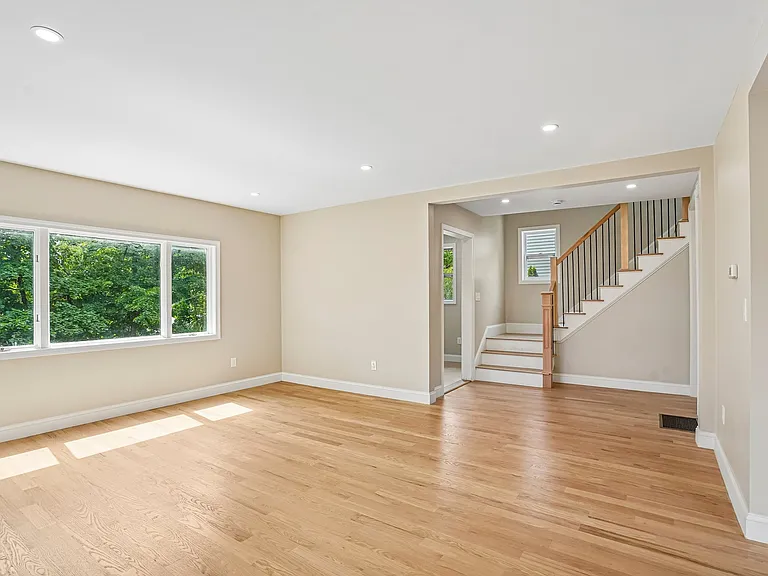 559 Winthrop St — Photo 4
