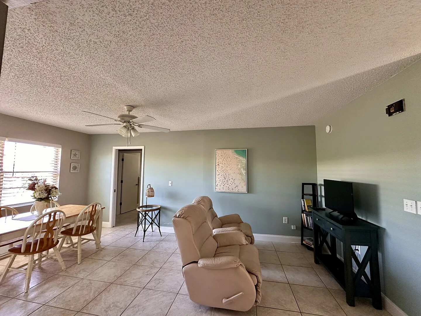 Beach & Park Retreat Furnished 2BR in Village Green — Photo 2