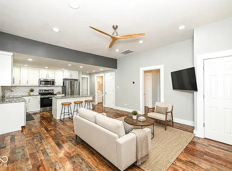 2 bed, 906 sqft, $1,900 — Photo 2