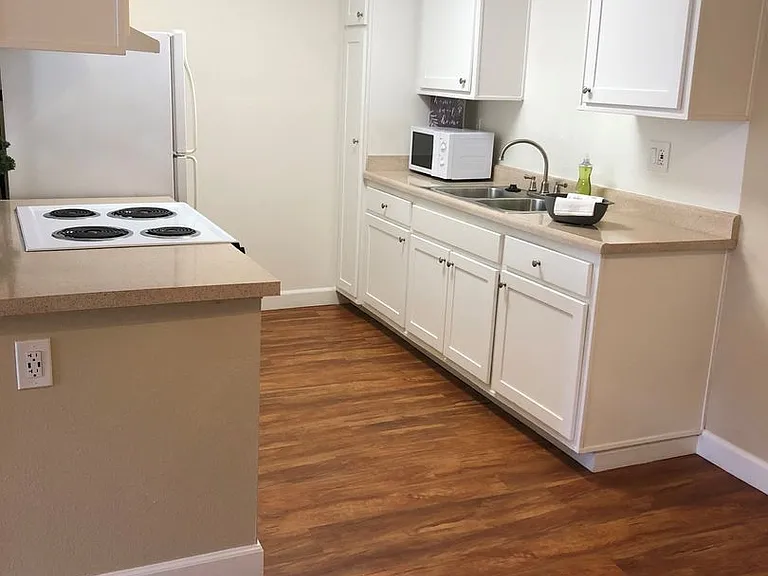 Parklane Apartments — Photo 20