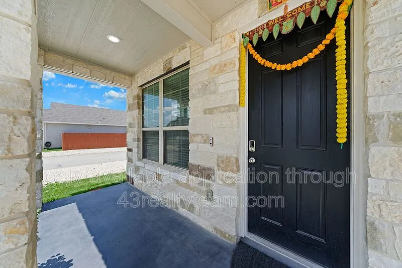 4 bed, 3.5 bath, 2850 sqft, $2,495 — Photo 4