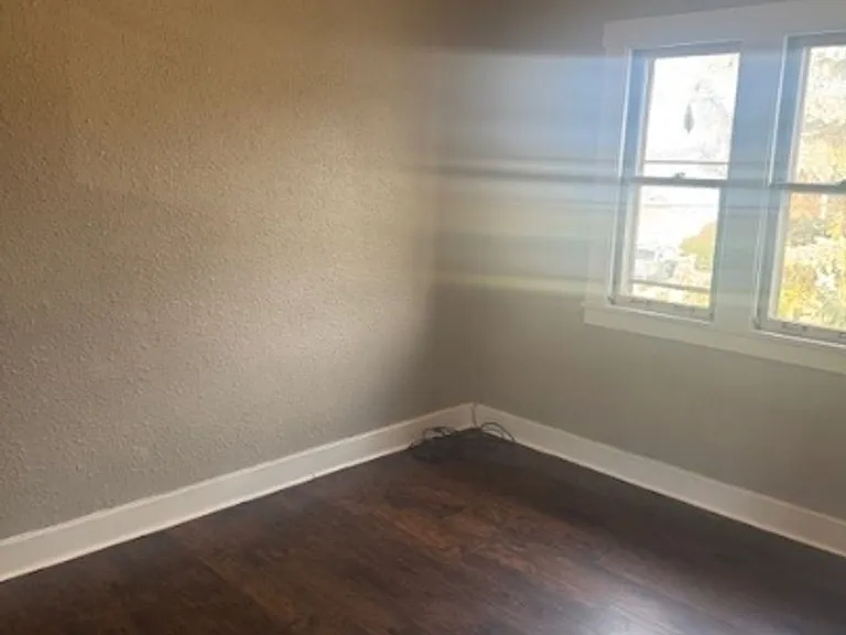 855 Vankirk St — Photo 3