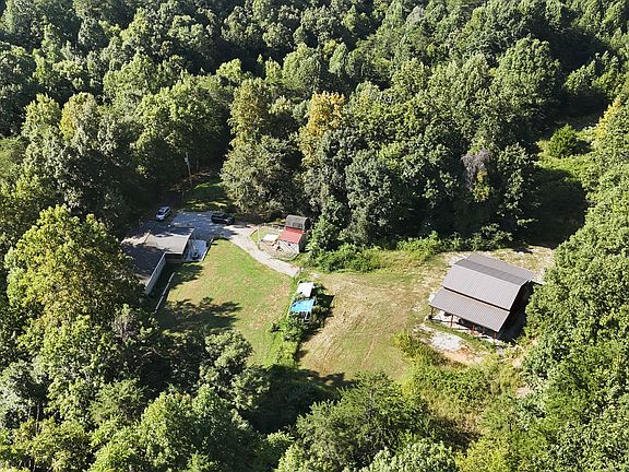 4th image of 565 Stone Mountain Rd