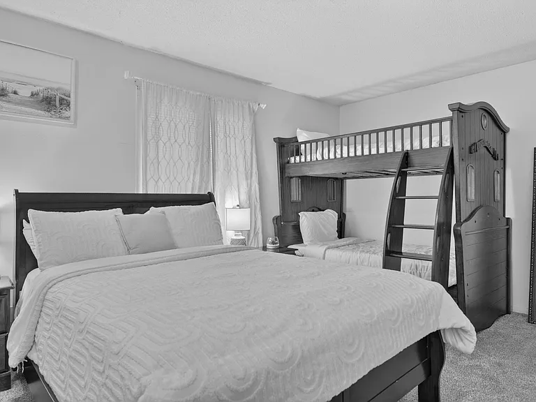 2429 Lawrence Ave — Photo 5