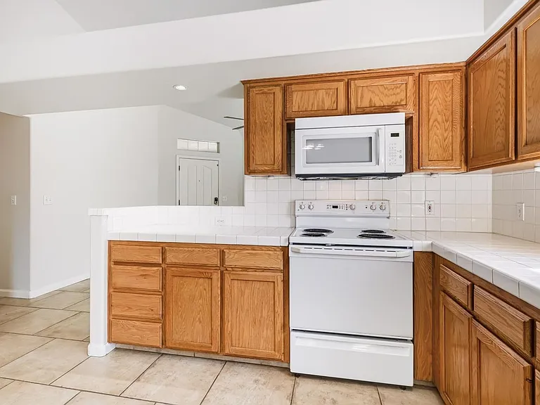352 W Kelly Ave — Photo 9