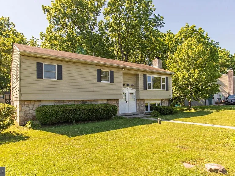 874 Oakdale Dr — Photo 1
