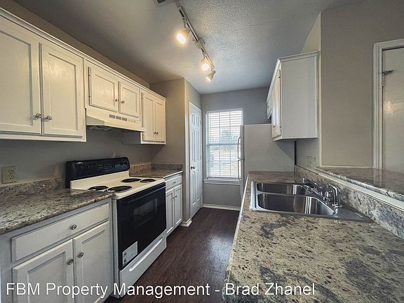 5th image of 221 E Lamar St