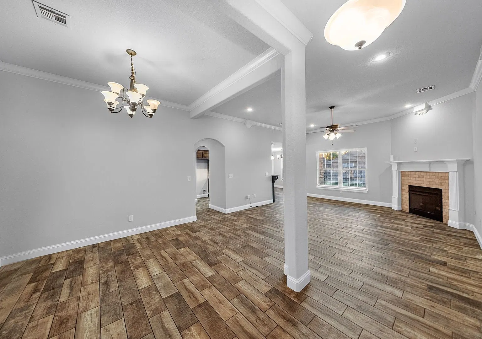 3 Bedroom, 3 Car Garage with large fenced back yard — Photo 4