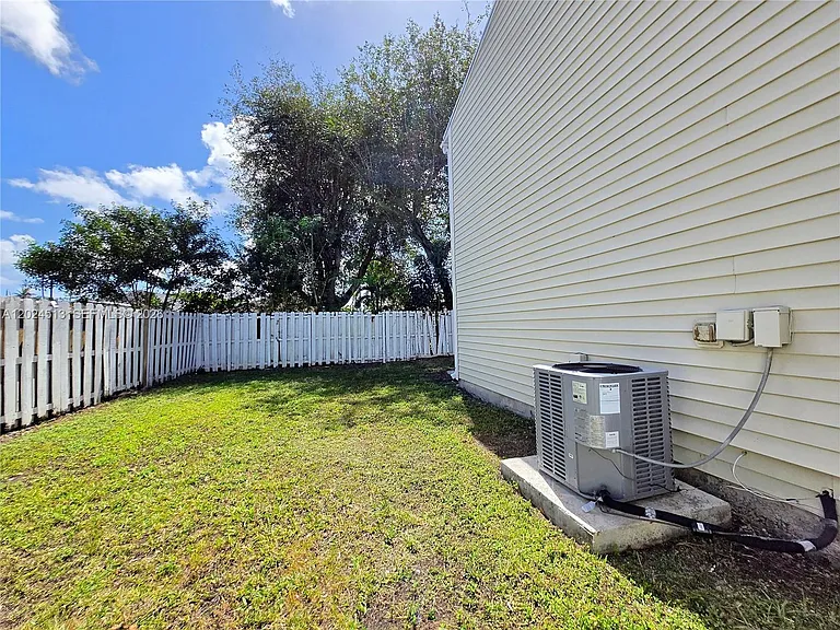 854 SW 8th Pl — Photo 22
