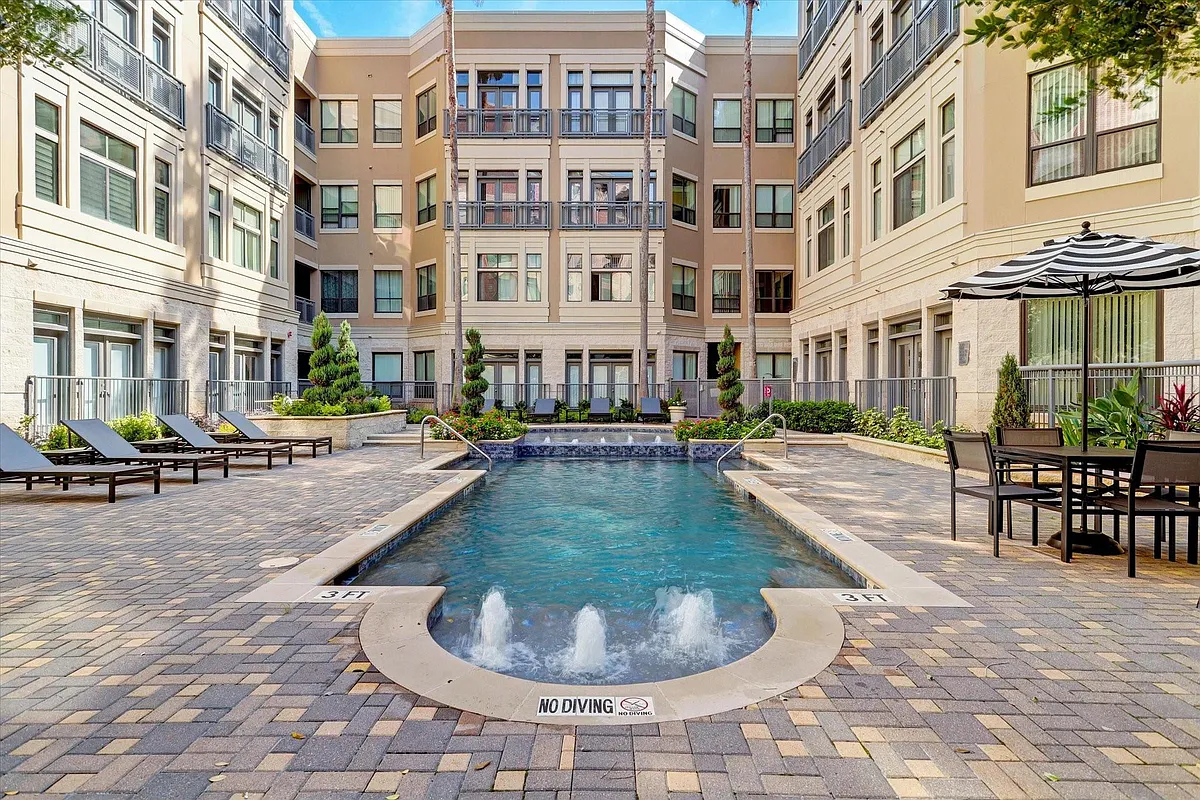 Building Photo - 1901 Post Oak Blvd #4304