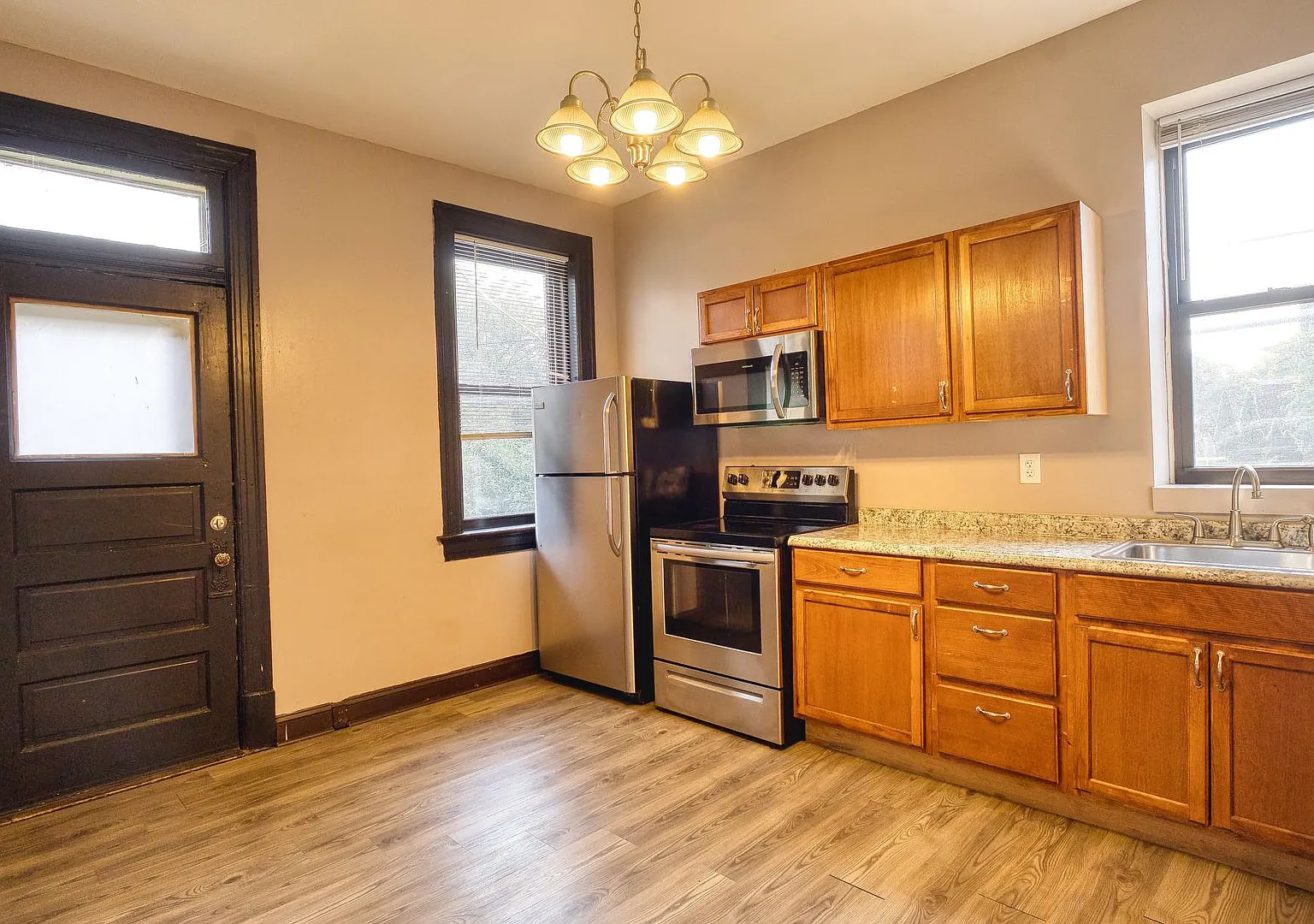 Charming 2-Bedroom South City Apartment with Historic Character — Photo 1