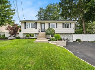 16 Strauss Ave, Selden, NY 11784