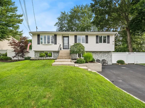 16 Strauss Avenue, Selden, NY 11784