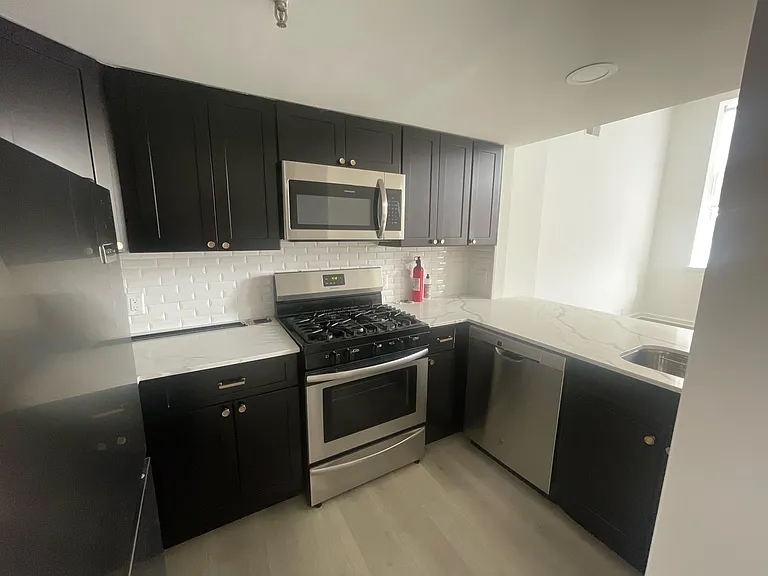 1024 Clinton St #103 — Photo 8