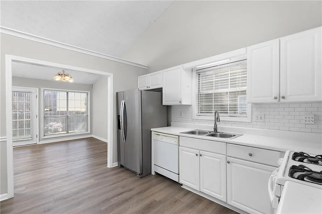 3 bed, 2.0 bath, 1402 sqft, $2,150 — Photo 3