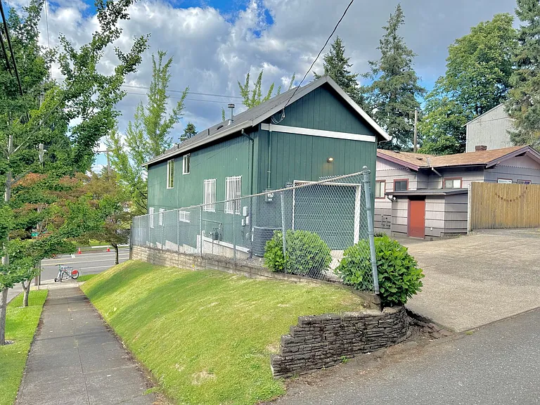 8702 NE Glisan St — Photo 31