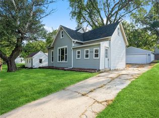 406 S B St, Indianola, IA 50125