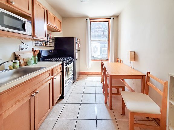2nd image of 844 Saint Johns Pl APT 2