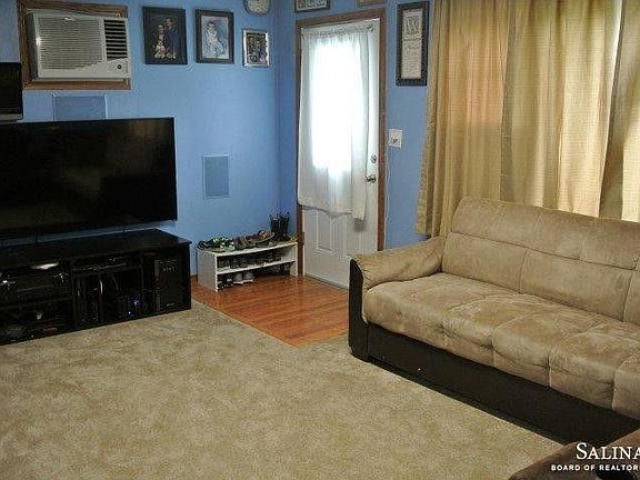 2nd image of 942 Lewis St