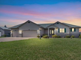 832 Ross Rd, Hudson, WI 54016