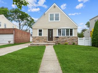 404 Argyle Rd, Mineola, NY 11501