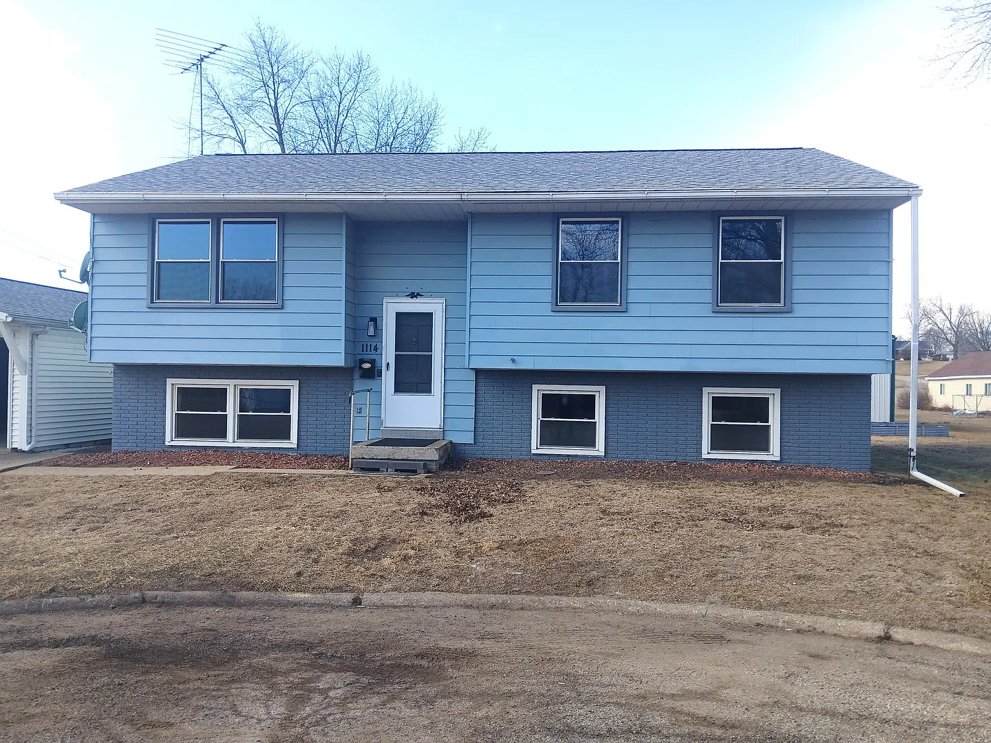 1114 Suncrest Dr photo 1