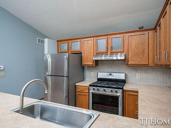 2nd image of 2466 Bridgeport Ln SE #35
