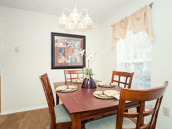 3rd image of 36 N Kingsbridge Pl APT D