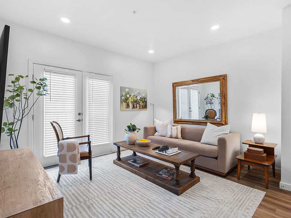 1 BR - 727 - Living Room 03-min