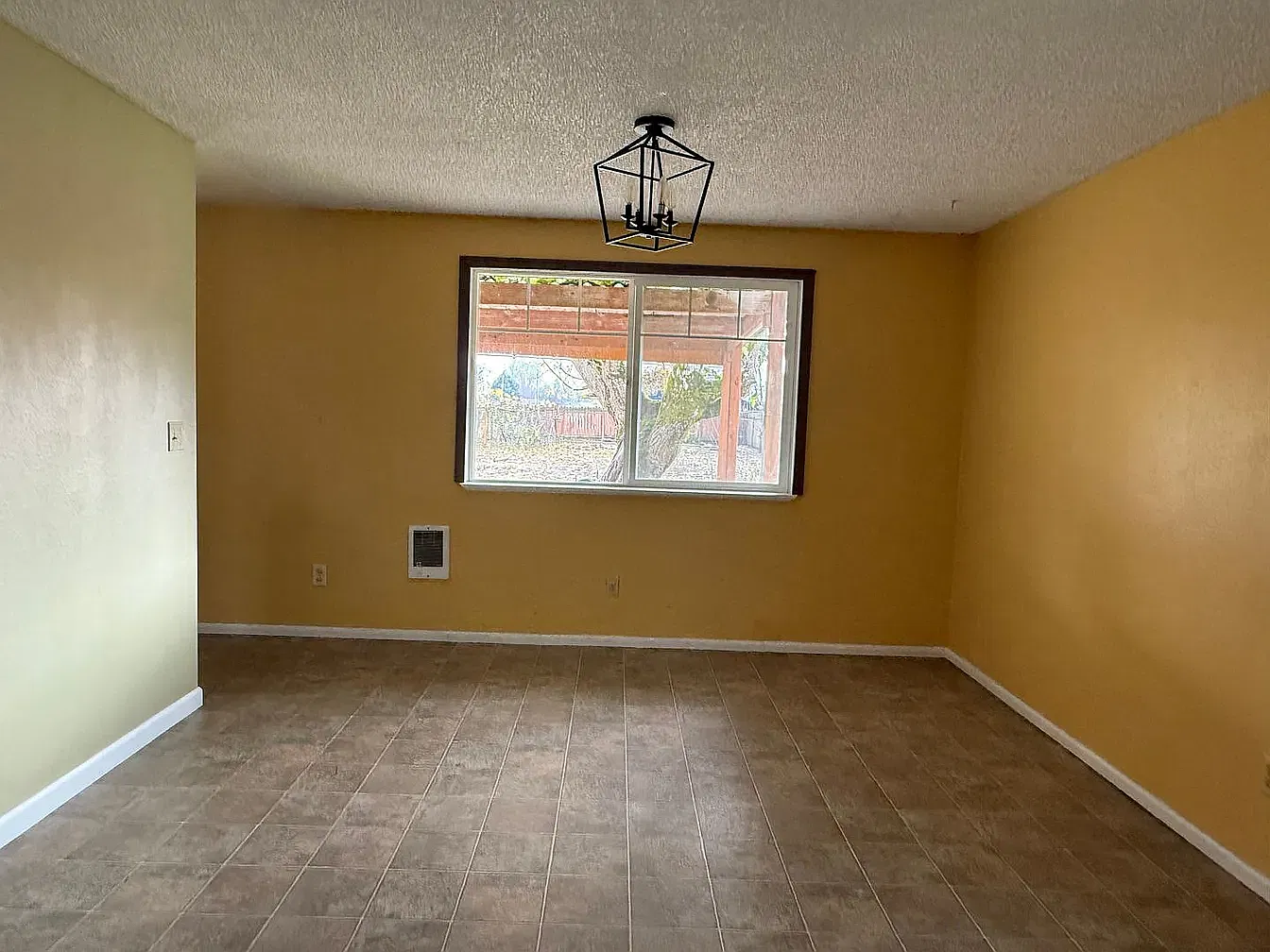4 bed, 1296 sqft, $2,400 — Photo 3